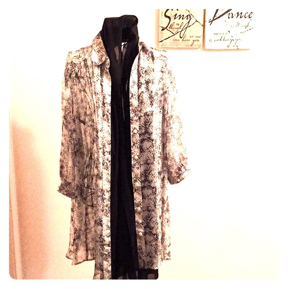 $ ⬇️ Zoa Sheer Black & White Animal Print Tunic - Picture 3 of 7